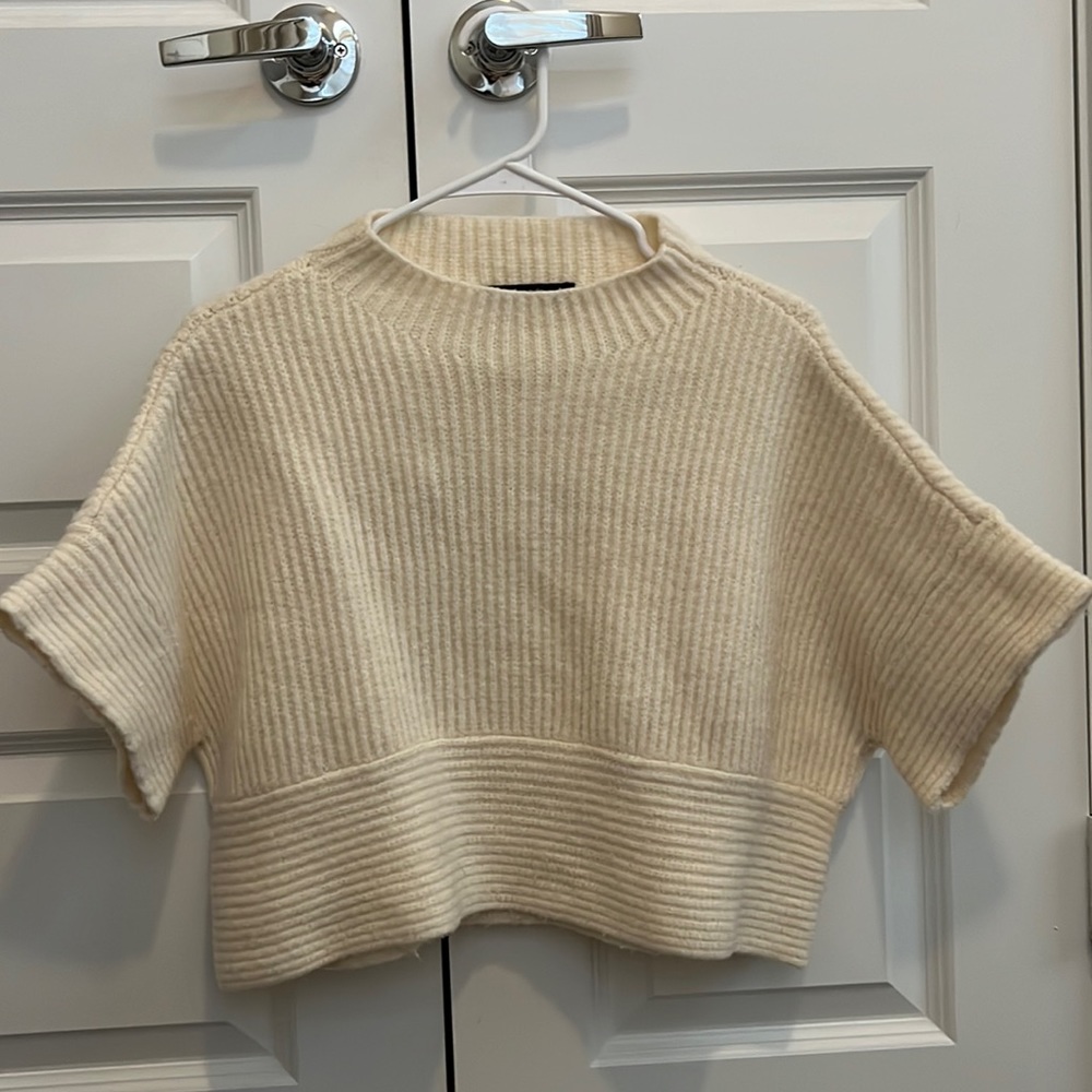 Short sleeve cropped cream sweater medium